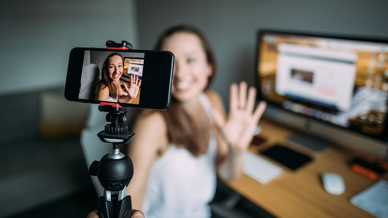 Femme élégante utilisant son smartphone pour poster sur Instagram