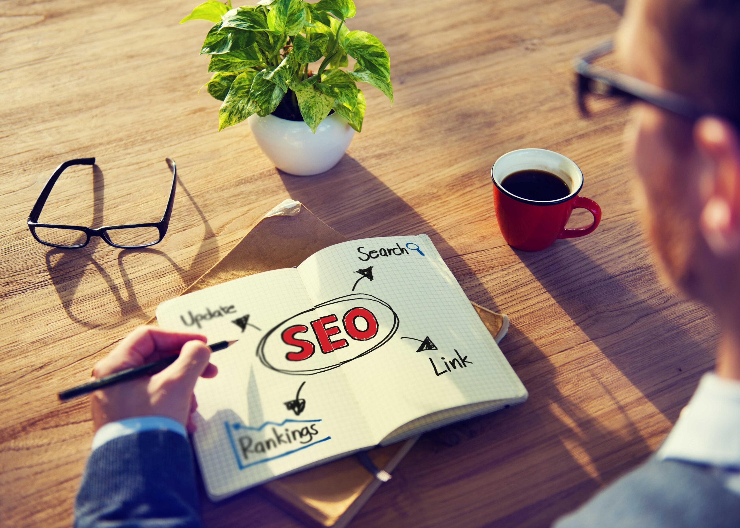 Graphique de croissance SEO pour e-commerce avec flèche ascendante et icônes de panier d'achat