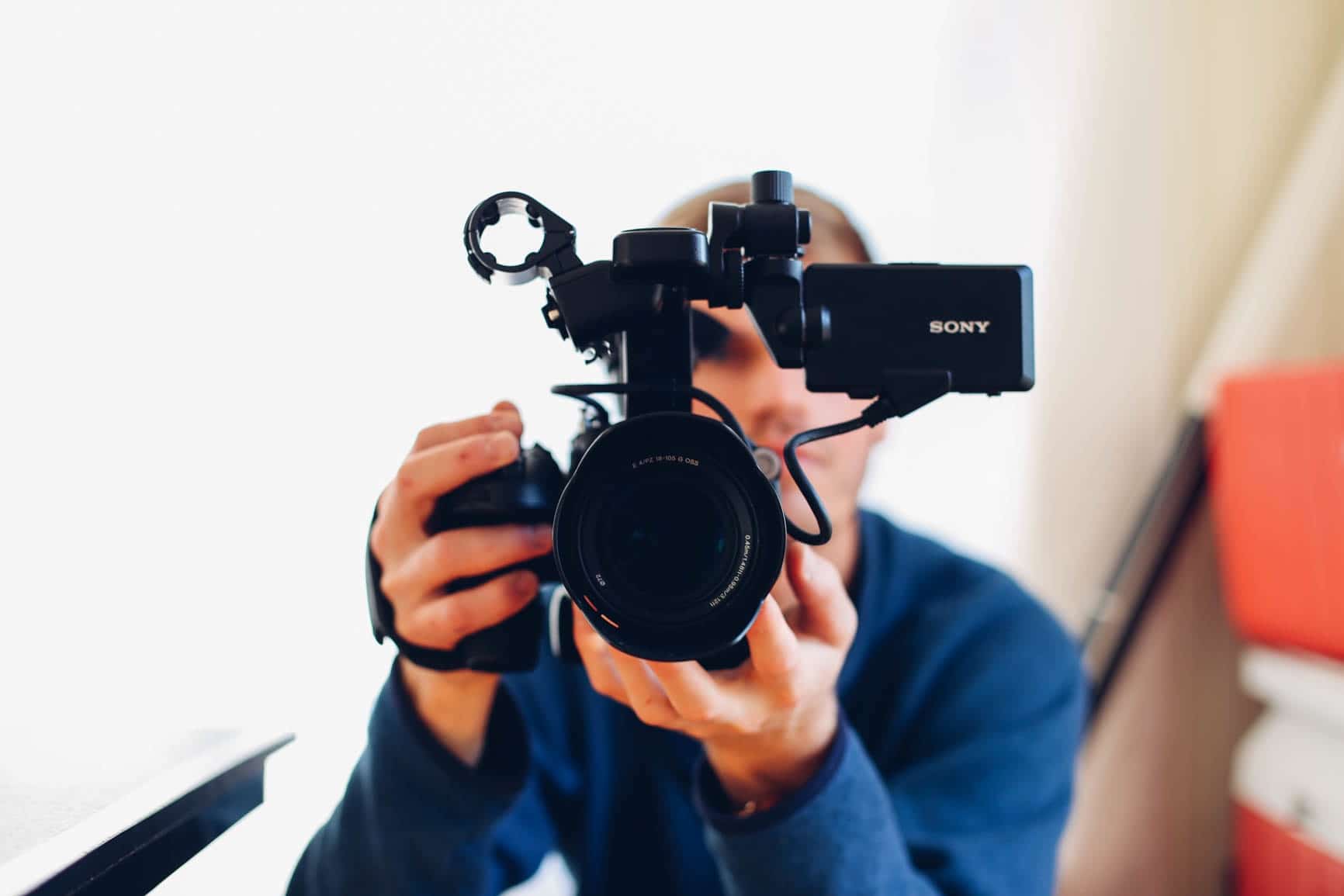 Micro-influenceurs souriants prenant des photos avec des produits sponsorisés pour les réseaux sociaux