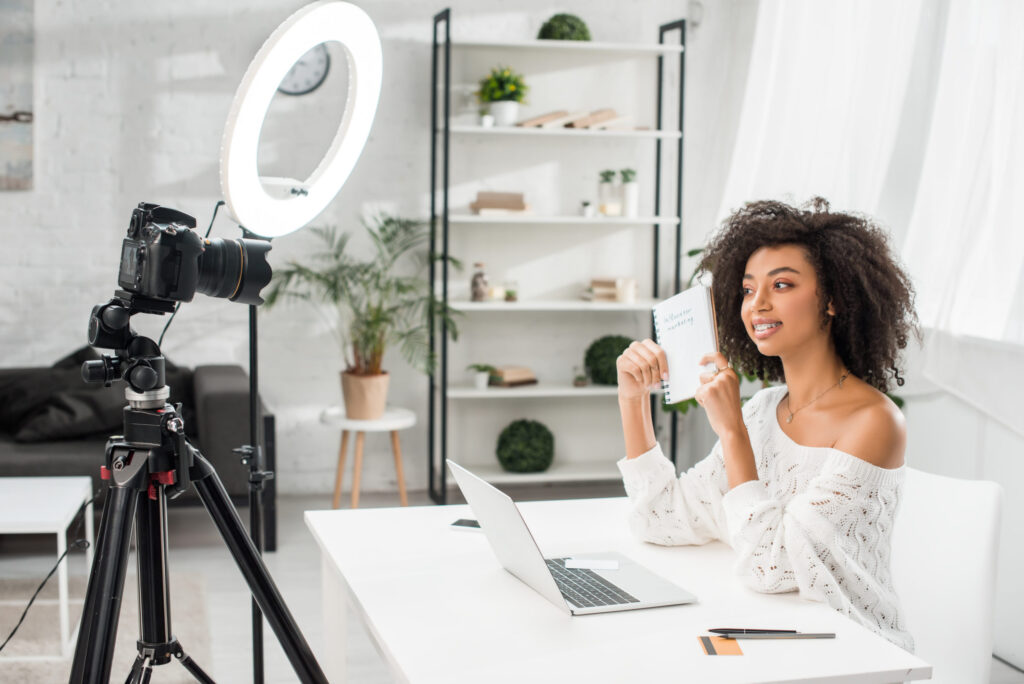 Femme influenceuse créant du contenu viral sur les réseaux sociaux avec un smartphone et des accessoires tendance