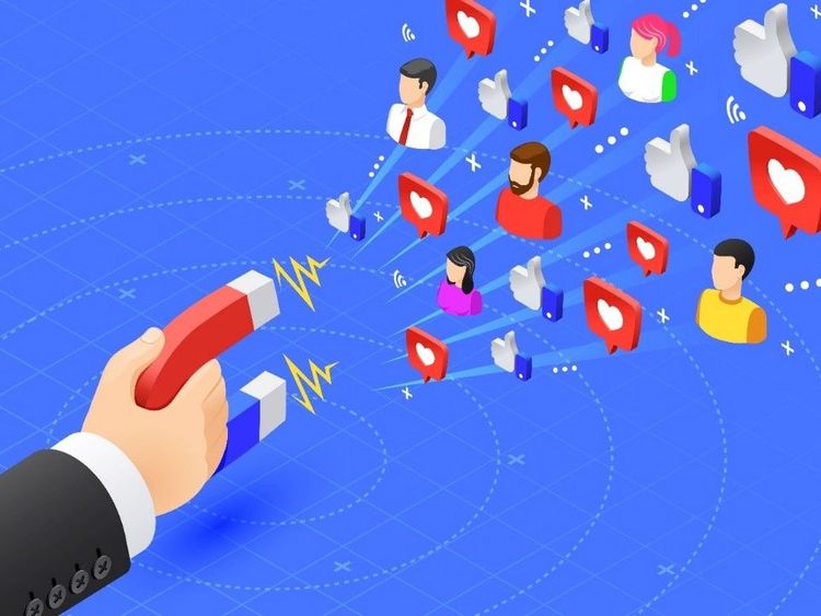 femme souriante utilisant son smartphone pour partager du contenu sur les réseaux sociaux avec des icônes de différentes plateformes de médias sociaux flottant autour d'elle