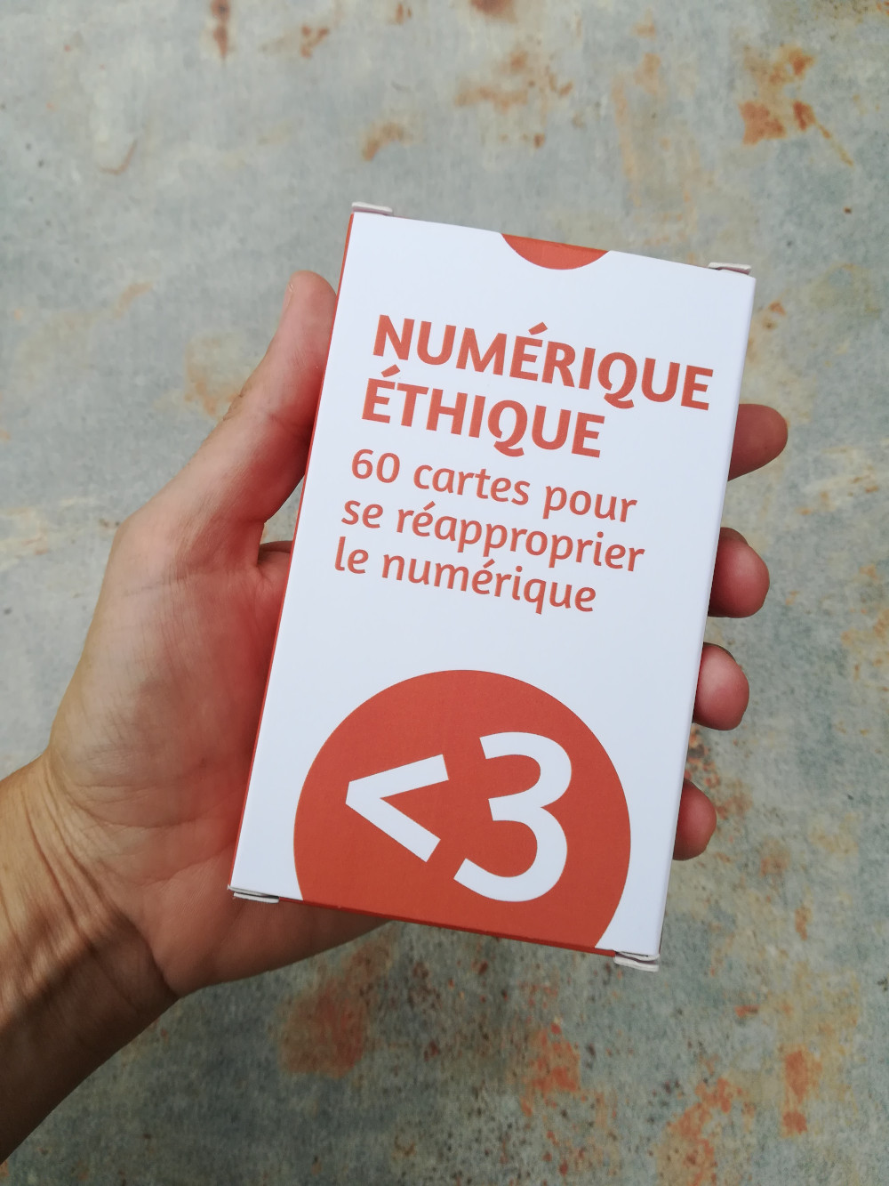 Stratégie d'engagement pour influenceurs avec icônes de réseaux sociaux et graphiques de croissance