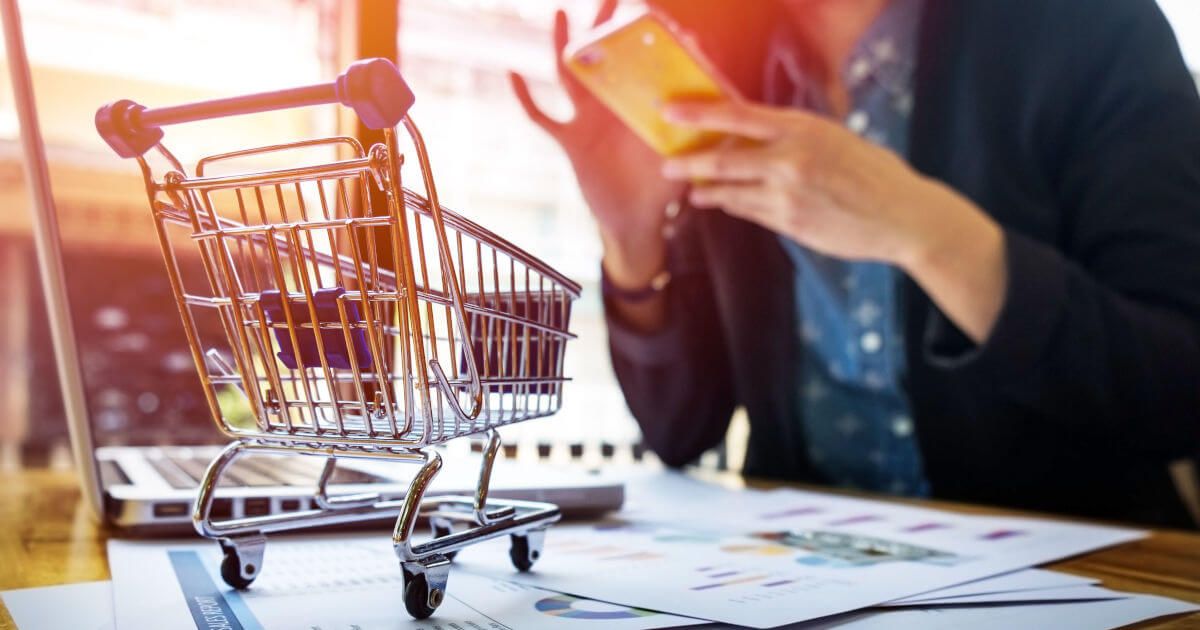 Avantages d'une boutique en ligne personnalisée avec graphiques d'augmentation des ventes et satisfaction clientèle