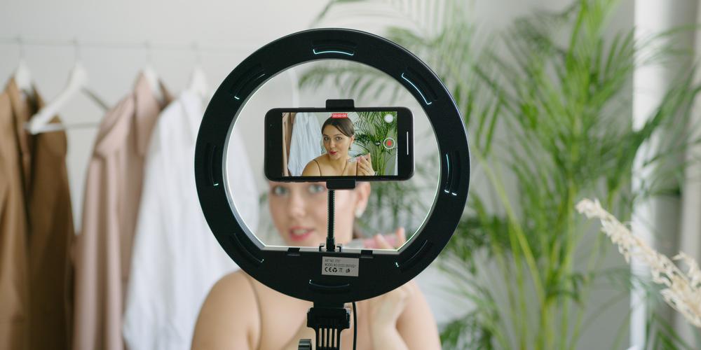 Influenceuse mode élégante posant avec confiance en tenue tendance