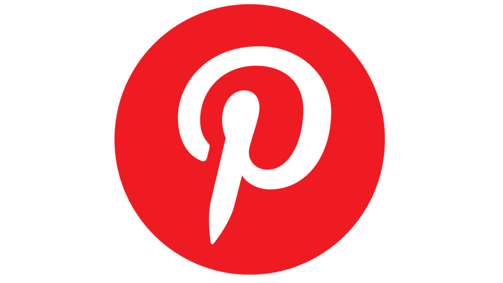 Femme utilisant tablette pour épingler produits sur Pinterest avec graphique de trafic e-commerce en hausse