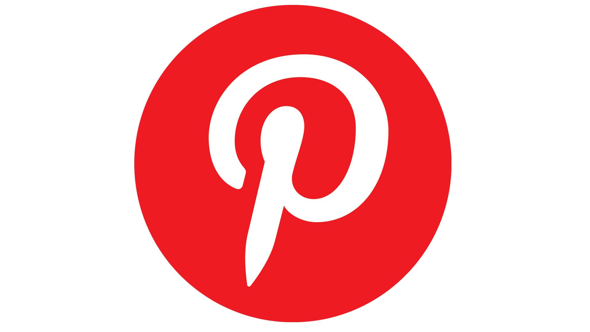 Femme utilisant tablette pour épingler produits sur Pinterest avec graphique de trafic e-commerce en hausse